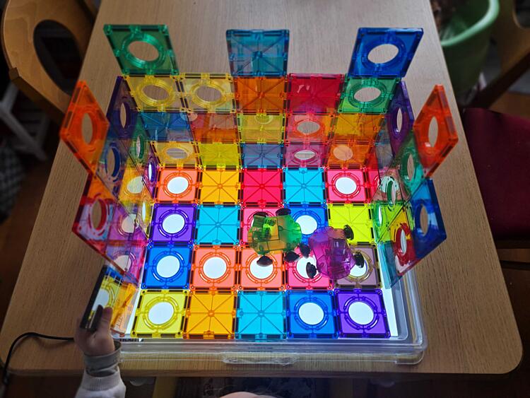 doplněk k&nbsp;magnetickým stavebnicím - světelný panel a&nbsp;magnety