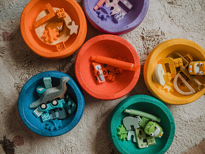 jak si hrát s&nbsp;balančními kameny Stapelstein - barevné třídění