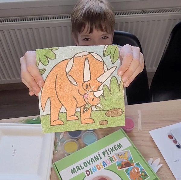 dinosauří aktivity - malování pískem a&nbsp;loutkové divadlo