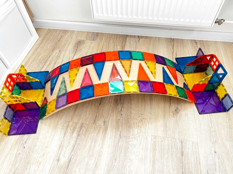 jak si hrát s&nbsp;magnetickou stavebnicí Connetix - kuličková dráha na&nbsp;prkně