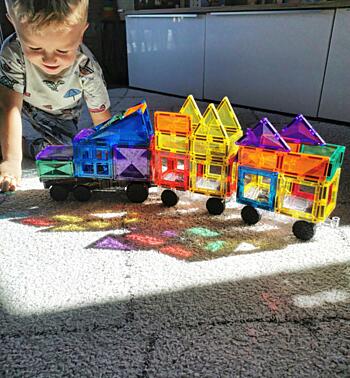 jak si hrát s&nbsp;magnetickou stavebnicí Connetix - optické jevy