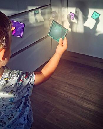 jak si hrát s&nbsp;magnetickou stavebnicí Connetix - světelné jevy