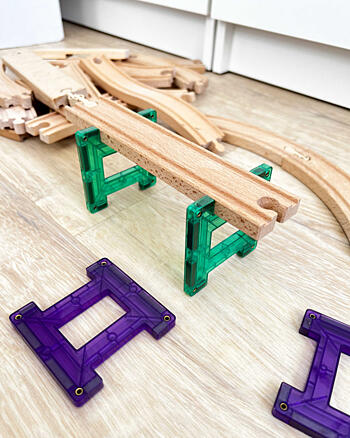 jak si hrát s&nbsp;magnetickou stavebnicí Connetix - vláčkodráhy