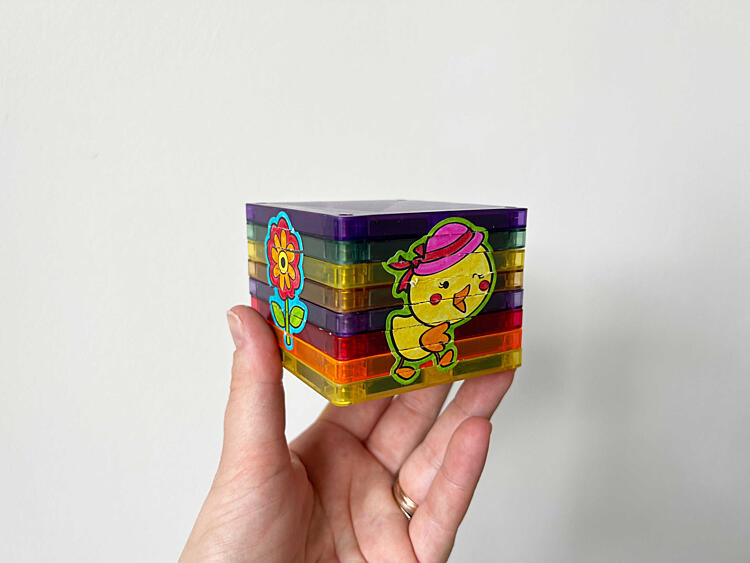 jarní hrátky s&nbsp;magnetickými stavebnicemi  - kostka se samolepkami