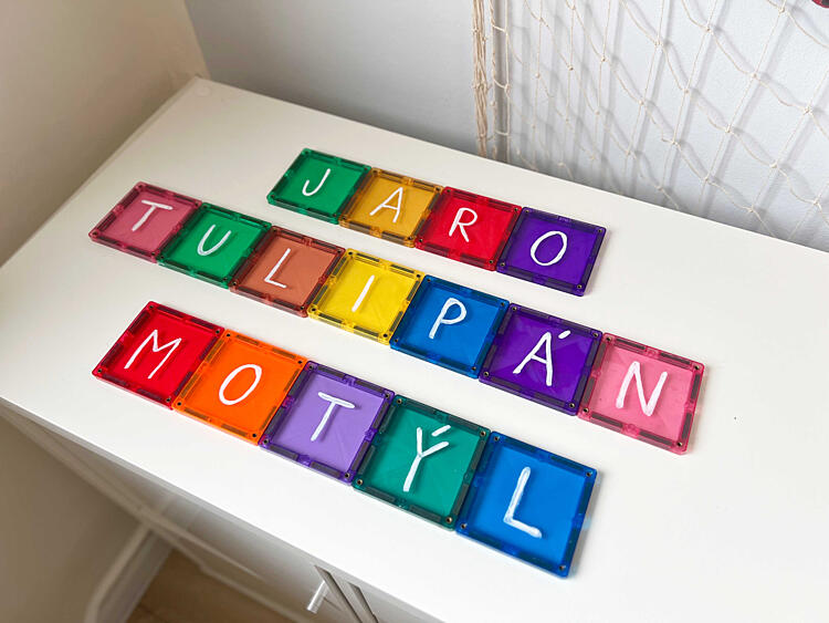 jarní hrátky s&nbsp;magnetickými stavebnicemi - skládání písmenek