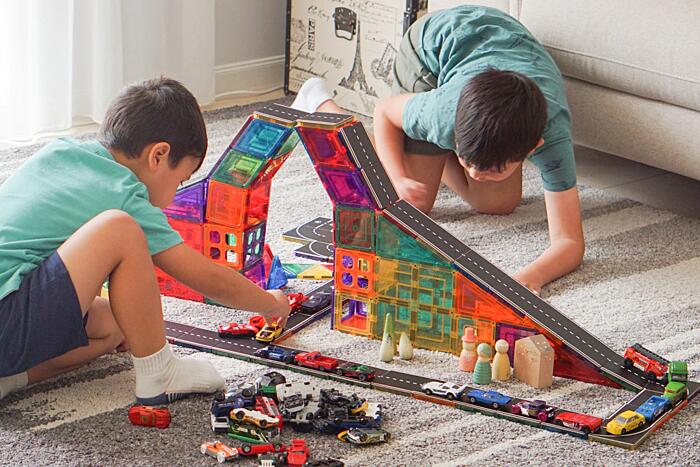 jak začít s&nbsp;open-ended hračkami u&nbsp;malých dětí - magnetické stavebnice