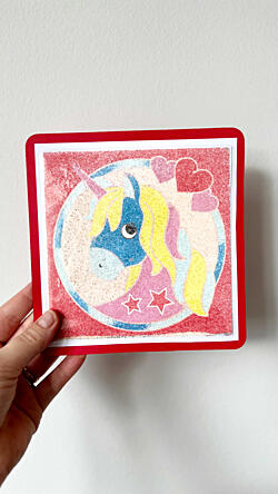 malování pískem - valentýnské přáníčko od&nbsp;dětí