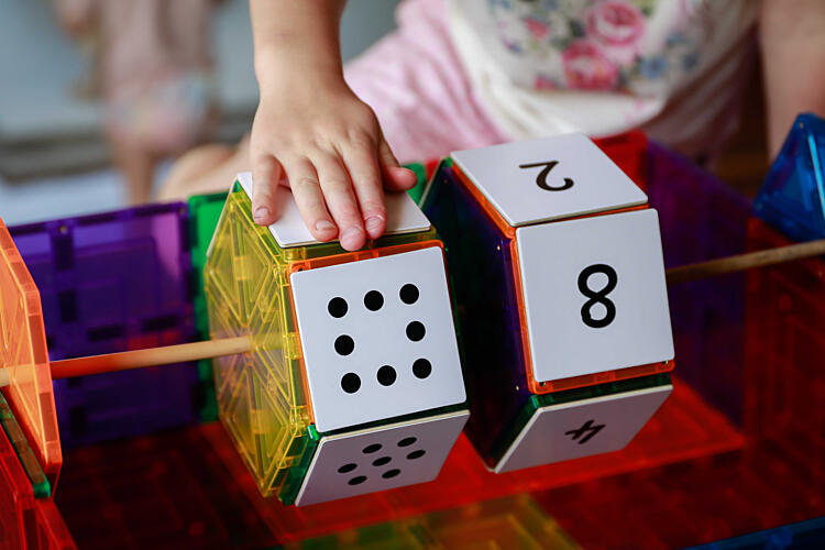 výhody magnetických silnic pro&nbsp;rozvoj dětí - magnetické dlaždice čísla