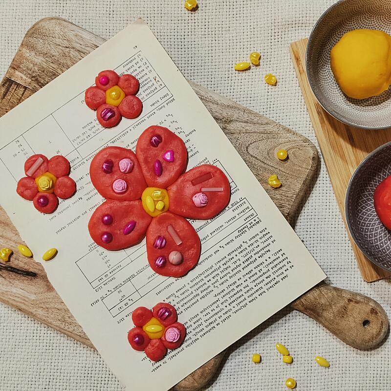 výroba domácích hmot - mozaiková květina z&nbsp;modelíny