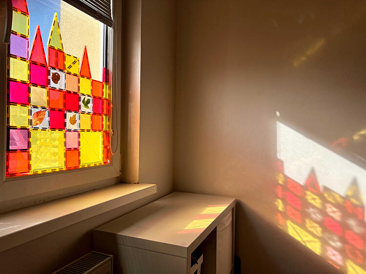 podzimní hrátky s&nbsp;magnetickými stavebnicemi Connetix - vitrážové okno