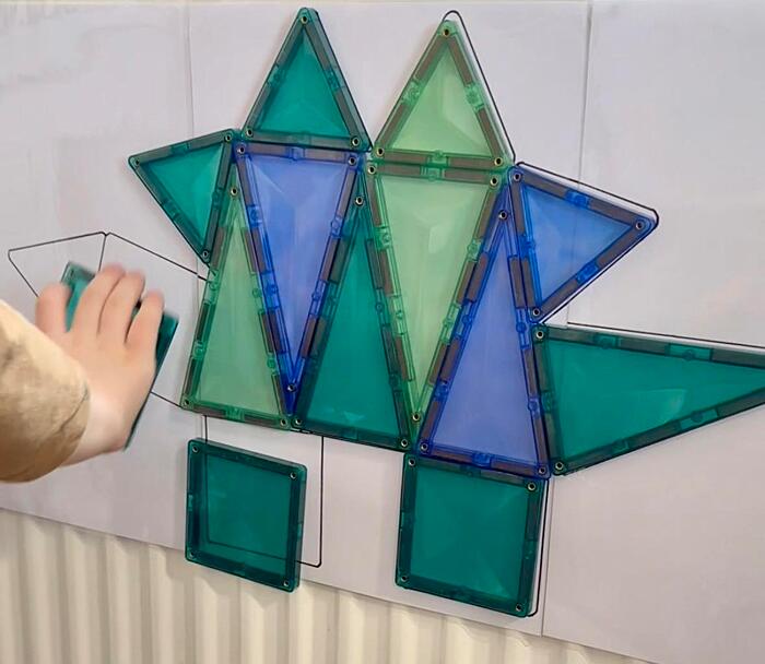 sensory play dinosauři - tangram