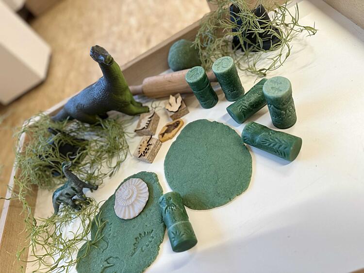 sensory play dinosauři - válečky Yellow Door