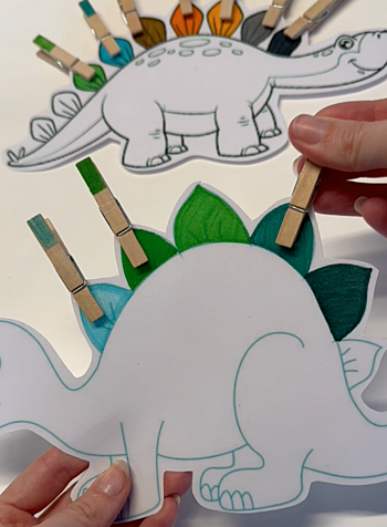 sensory play dinosauři - trénink barev