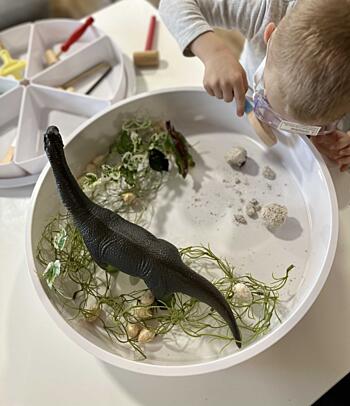 sensory play dinosauři - tajemná vejce