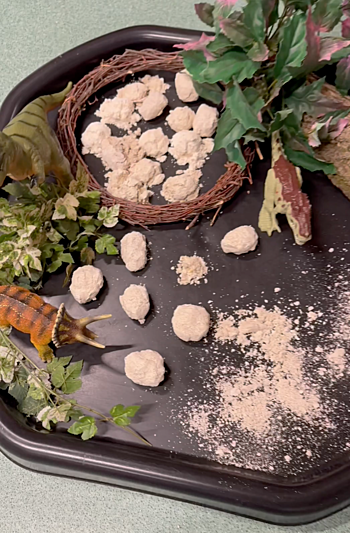 sensory play dinosauři - tajemná vejce