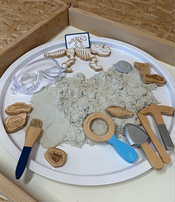 sensory play dinosauři - malý paleontolog