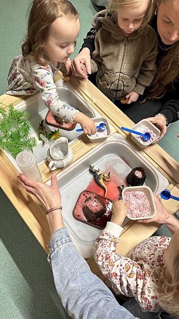 sensory play dinosauři - výbuch sopky